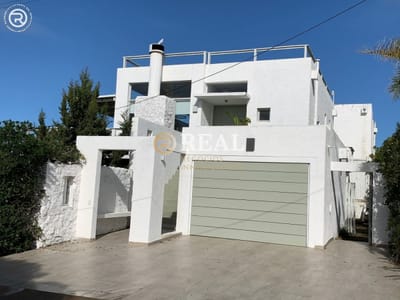 Exclusiva propiedad con 1620 m2 de terreno y vista al mar