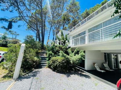 Moderna y amplia casa en venta en Montoya