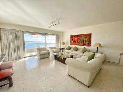 APARTAMENTO EN VENTA en 1era fila de la mansa Punta del este