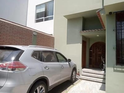 VENDO CASA AO  M  PISOS URB PROLONGACION BENAVIDES  SURCO