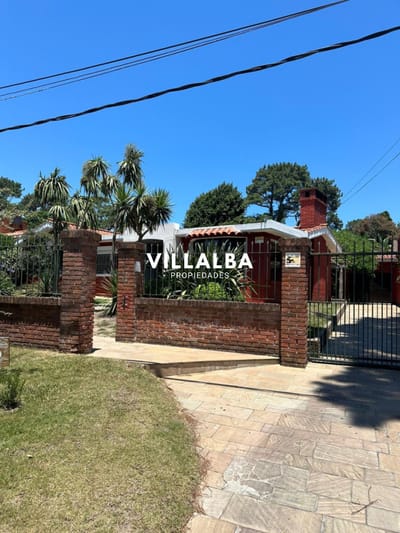 OPORTUNIDAD EN BARRIO CANTEGRIL . VENDO CASA DE 3 DORM. Y 3 BAÑOS EN ZONA DE COLEGIOS, FACULTADES Y CENTROS DE SALUD