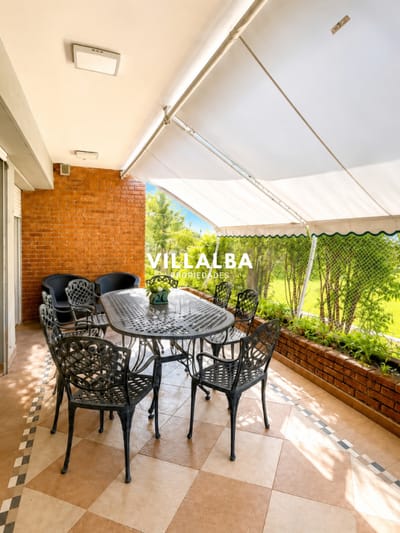 Apartamento en venta playa Mansa de 4 dormitorios y amplia terraza con parrillero propio