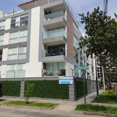 Amplio y moderno departamento con vista al parque
