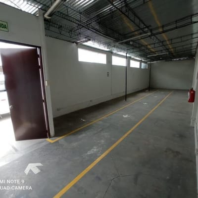 ALQUILER de LOCAL INDUSTRIAL  con OFICINAS y ALMACENES EN CHORRILLOS