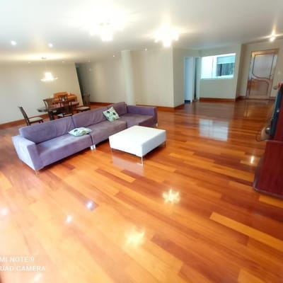 VENTA de AMPLIO DEPARTAMENTO en SURCO cerca al Jockey Plaza