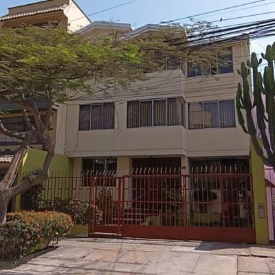VENTA CASA COMO TERRENO SURCO  PISOS  dptos  m