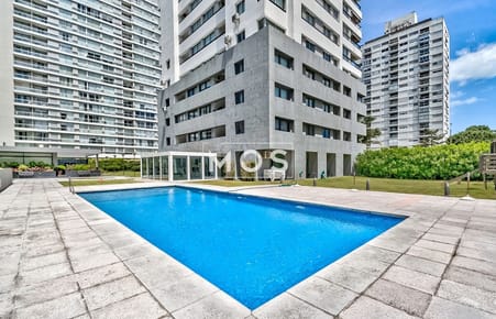 Venta Apartamento en Punta del Este con 3 dormitorios y vista parcial a la playa.