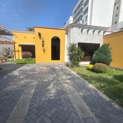 San Isidro Espectacular Residencia con Piscina