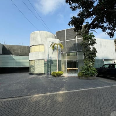 Vendo Local comercial en San Isidro en esquina con  estacionamientos propios