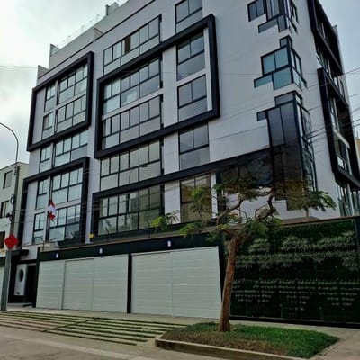 Estreno frente a parque en Surco La Castellana