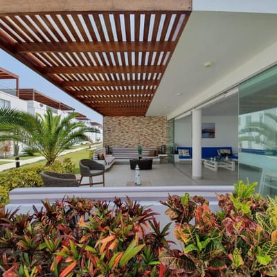 Vendo moderna y amplia casa de playa con piscina