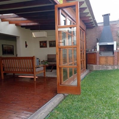 Linda casa con jardines cerca avenida Casuarinas