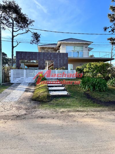 Casa de 6 dormitorios en venta proximo al mar, Montoya
