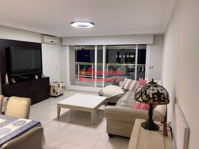 Apartamento en alquiler temporal en playa Mansa. Edificio de categoria