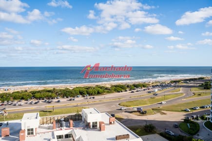 Apartamento de tres dormitorios mas servicio en venta playa brava