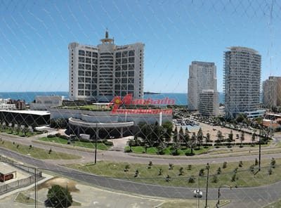 Tres dormitorios con vista a Playa Mansa en alquiler