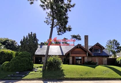 VENTA DE HERMOSA CASA 5 DORMITORIOS EN SUITE, A METROS DEL MAR.