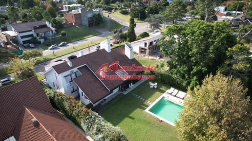 Casa de gran tamaño ubicada en zona privilegiada.