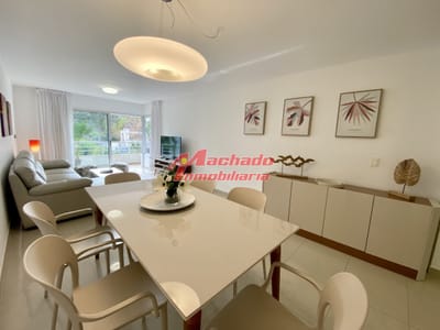 Apartamento en venta de tres dormitorios en Punta del Este