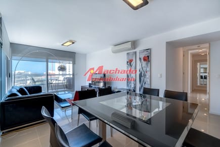 Apartamento de dos dormitorios en venta en Punta del Este
