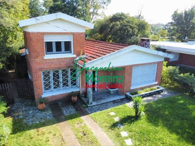 LA ARBOLADA -  Solido chalet en zona residencial en VENTA en PIRIAPOLIS