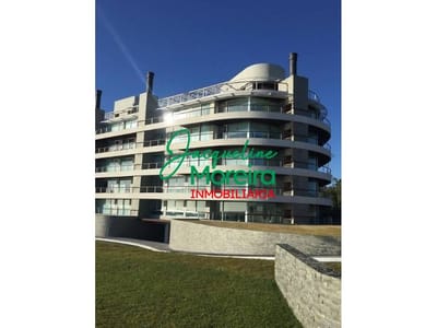 **101033** TORRE ISABEL, Confortable apartamento a estrenar frente al mar en Playa Mansa de Punta del Este.