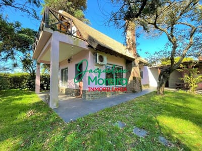 "EL RANCHO" encantadora casa frente a la sierra de Bella Vista en medio de gran jardín