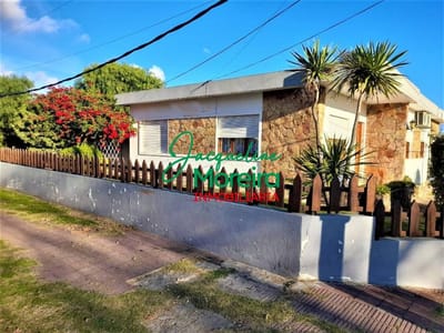 CALEIDOSCOPIO - CASA EN VENTA CENTRO DE PIRIAPOLIS - Gran esquina apta varios usos