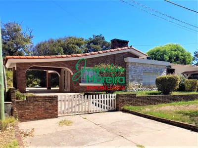 CLARO DE LUNA - Chalet de 3 dormitorios en BARRIO PORTALES  a media cuadra de la playa.