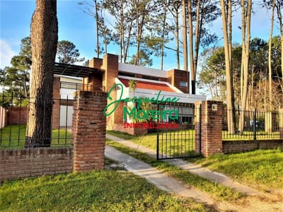 ROMANICA - Moderna casa EN VENTA de 3 dormitorios en el barrio residencial PORTALES - PIRIAPOLIS