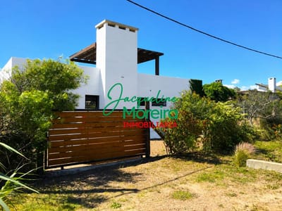"EDFIL" Confortable casa en EN VENTA a metros del mar en PUNTA COLORADA - PIRIAPOLIS