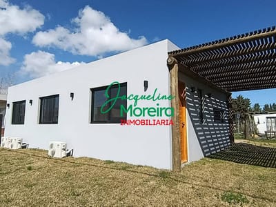 SOLA CASA, CASA A ESTRENAR EN TIERRA CALMA. PIRIAPOLIS.