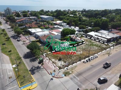 Gran terreno esquina sobre Avenida Artigas a 4 cuadras playa. Zona comercial