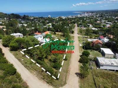 TERRENO EN VENTA ZONA ALTA DE PIRIAPOLIS CON MUY BUENAS VISTAS