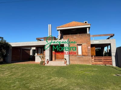 **C101857** -  Amplia casa con vista al mar y piscina climatizada en alquiler de verano.