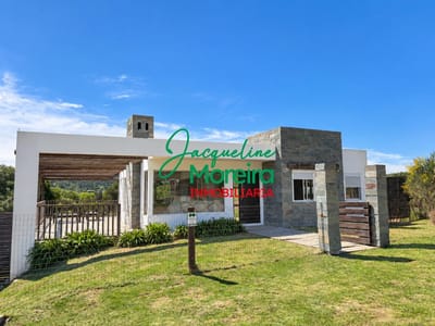 CASA MODERNA CON PISCINA EN ALQUILER DE VERANO – PIRIÁPOLIS