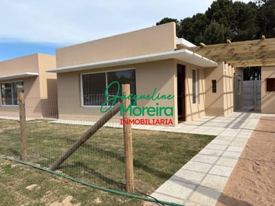 AMBAR 1, CASA  EN VENTA  A  ESTRENAR EN PIRIAPOLIS BARRIO MEDANOS A METROS DEL MAR.