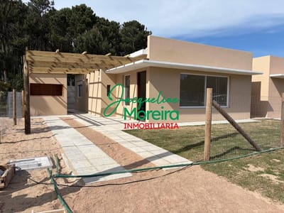 AMBAR 2. CASA EN VENTA  A ESTRENAR EN PIRIAPOLIS BARRIO MEDANOS A METROS DEL MAR.