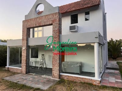 ARCADE, OPORTUNIDAD DE ZONA Y PRECIO: CASA EN VENTA EN BARRIO RESIDENCIAL PIRIAPOLIS