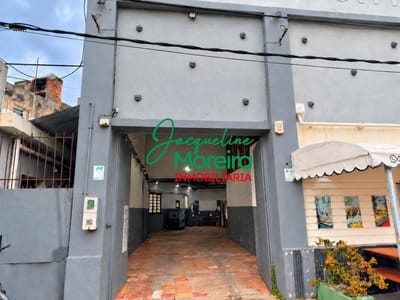 Gran local comercial en alquiler en el centro de Piriápolis. Excelente ubicacion y cuenta con entrada para camiones.