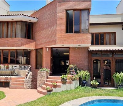 Vendo hermosa Casa con piscina en Urb. Los Álamos de Monterrico - Surco (282.24 m2)