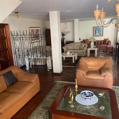Casa en zona residencial con piscina