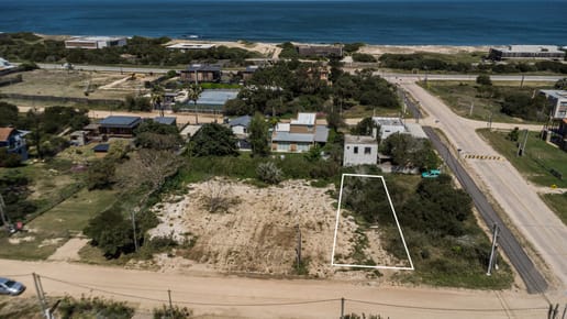 Lote comercial en venta en La Juanita a 200 metros del mar (LJ407)