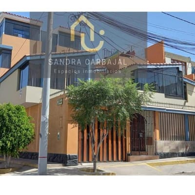 VENDO AMPLIA CASA CON DEPARTAMENTO ADICIONAL EN CERRO COLORADO