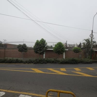 EXCELENTE CASA COMO  TERRENO EN SURCO EN AV.OLGUIN IDEAL CONSTRUCTORAS
