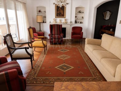 Venta de Apartamento Estilo Francés.  3 Dormitorios + Servicio Completo . Pocitos