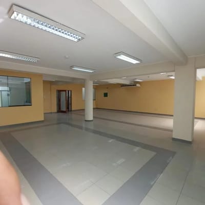 OFICINA DE  m UBICADA EN SEGUNDO PISO