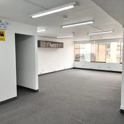 OFICINA CON AMPLIOS AMBIENTES  M