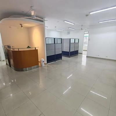 Alquiler o venta de OFICINA IMPLEMENTADA M