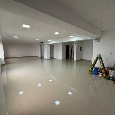 EXCELENTE OFICINA EN EDIFICIO EMPRESARIAL  M